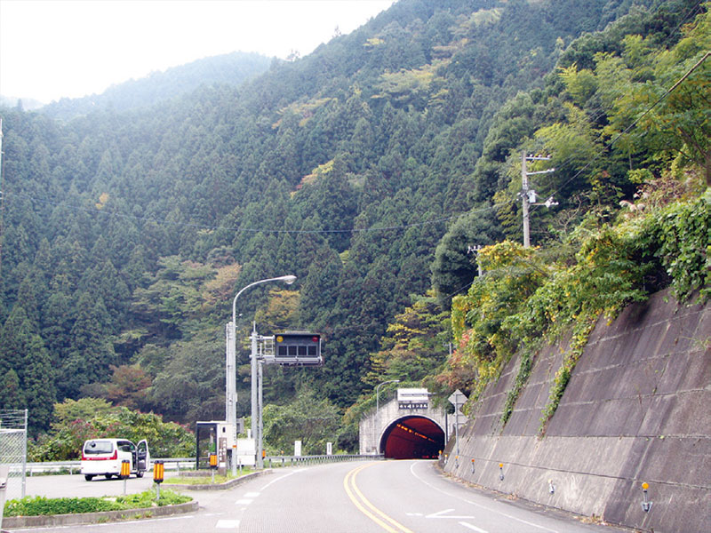 松山市に通じるトンネル