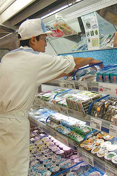 品物をならべる人