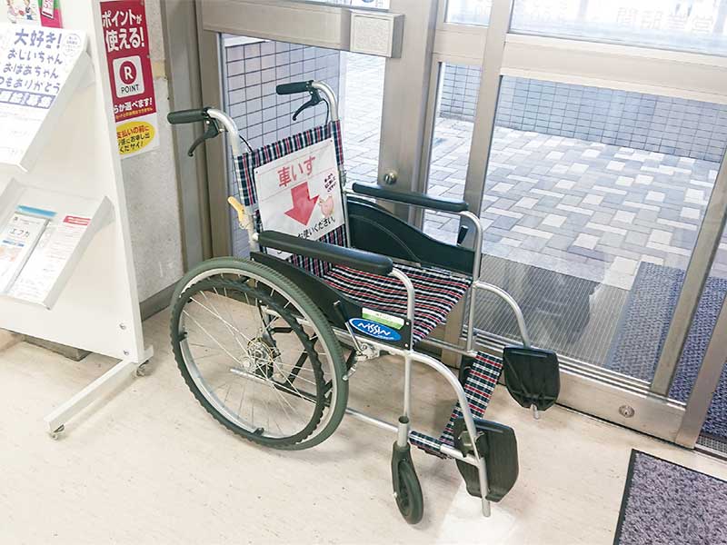 かし出し用の車いす