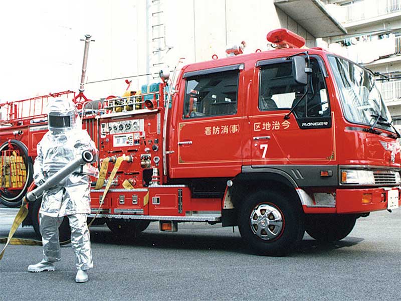 消防車と消防士